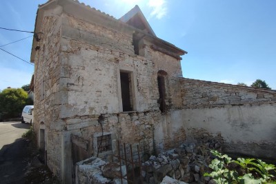 Stara kamena kuća u središtu Istre sa dvorištem i konobom 4