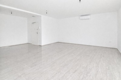 Luksuzan stan u prizemlju s bazenom, 700m od mora i marine 5