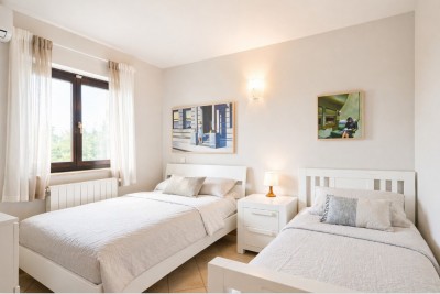 Poreč, prizemnica s bazenom i velikom okućnicom 6