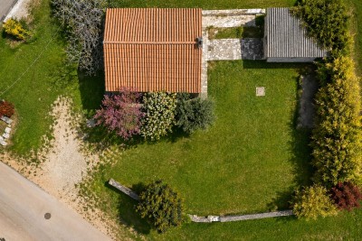 Šarmantna kamena kuća s pomoćnim objektom na prostranom zemljištu 7