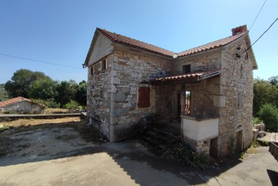 Stara kamnita hiša v centru Istre z dvoriščem in konobo 7