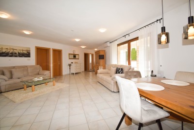 Poreč nei dintorni – ampia casa con 3 appartamenti, grande giardino e potenziale per piscina 17