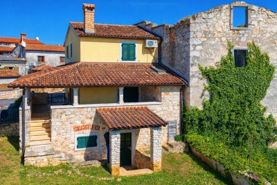 Šarmantna istarska kuća s ograđenim vrtom i pogledom na more