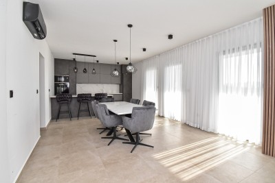 Moderna prizemnica s bazenom na mirnoj lokaciji 4