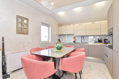 Ekskluzivna kuća na osami s bazenom i prostranom okućnicom 10