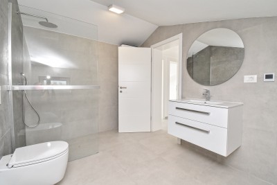 Dvoetažni stan s velikom terasom i pogledom na more 14
