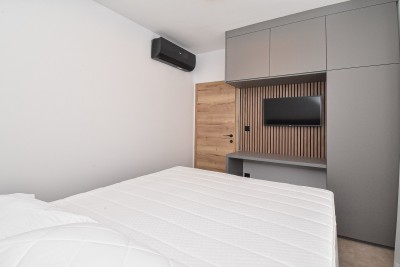 Moderna prizemnica s bazenom na mirnoj lokaciji 21