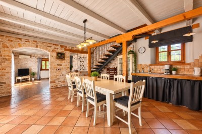 Poreč okolica, predivna kamena vila sa velikim vrtom 7