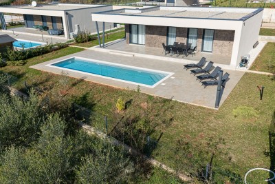 Moderna prizemnica s bazenom na mirnoj lokaciji 24