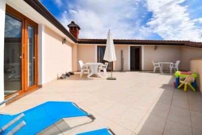 Poreč nei dintorni – ampia casa con 3 appartamenti, grande giardino e potenziale per piscina 37