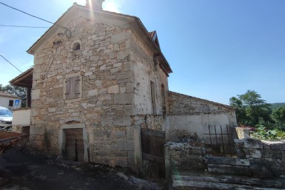 Stara kamnita hiša v centru Istre z dvoriščem in konobo 8