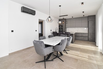 Moderna prizemnica s bazenom na mirnoj lokaciji 6