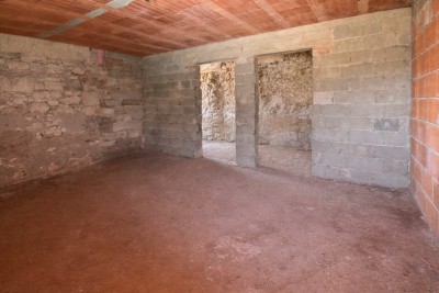 Investicijska prilika: kuća s građevinskim zemljištem za izgradnju 7 stanova, svega 700 m od mora 34