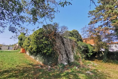 Kamena kuća za adaptaciju ograđena visokim kamenim zidom: Prilika za stvaranje oaze mira i privatnosti