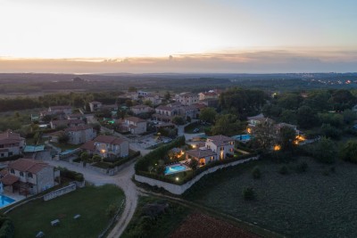 Kamena vila sa bazenom i velikim dvorištem 34