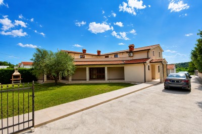 Poreč nei dintorni – ampia casa con 3 appartamenti, grande giardino e potenziale per piscina 4
