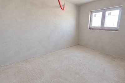 Kuća u nizu s pogledom na more i prostranom okućnicom od cca. 400 m² 8