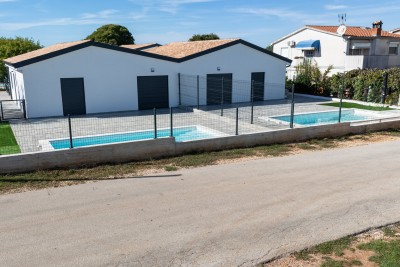 Novogradnja – moderna prizemnica s grijanim bazenom i uređenim dvorištem 5