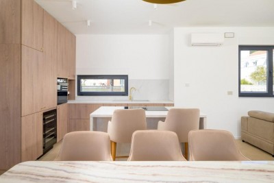 Luksuzna vila s grijanim bazenom, wellness sadržajem i uređenom okućnicom 11