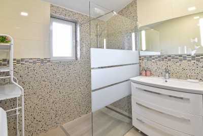 Ekskluzivna kuća na osami s bazenom i prostranom okućnicom 25