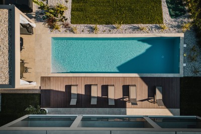 Luxury villa with pool near the sea 4