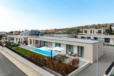 Luksuzna vila s bazenom i panoramskim pogledom na more