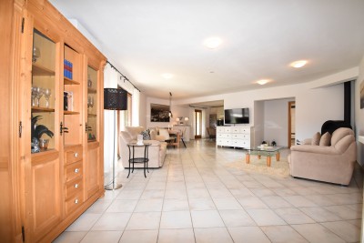 Poreč nei dintorni – ampia casa con 3 appartamenti, grande giardino e potenziale per piscina 12