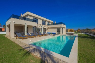 Luksuzna vila s grijanim bazenom, wellness sadržajem i uređenom okućnicom