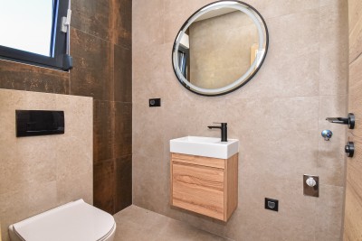 Moderna prizemnica s bazenom na mirnoj lokaciji 23