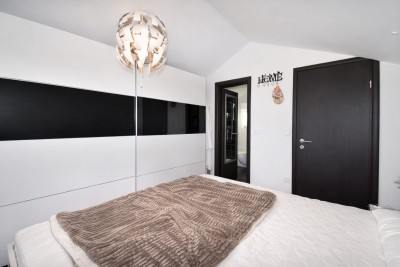 Dvoetažni stan 75,70 m² + dvorište 30 m² | 700 m od mora | podno grijanje | parking 15