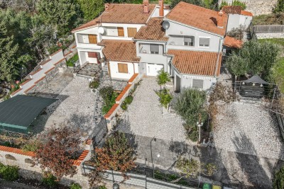 Casa bifamiliare con bellissimo cortile, garage e vasca idromassaggio