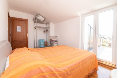 Dvoetažni stan s panoramskim pogledom na more i garažom 23