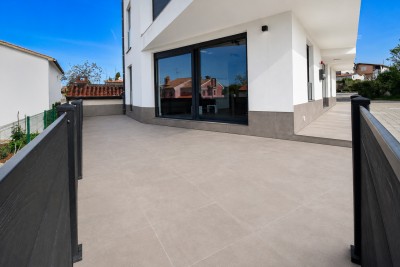 Stan u modernoj zgradi sa dvorištem udaljen 400m od plaže 3