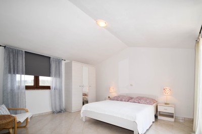 Poreč nei dintorni – ampia casa con 3 appartamenti, grande giardino e potenziale per piscina 48