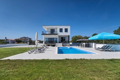 Öko-Luxus-Oase: Selbstversorgende Villa mit beeindruckendem Design und großem Garten 4