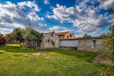 Šarmantna kamena kuća s pomoćnim objektom na prostranom zemljištu 4