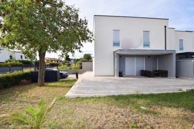 Nuova casa completamente arredata con cortile vicino a Parenzo 3