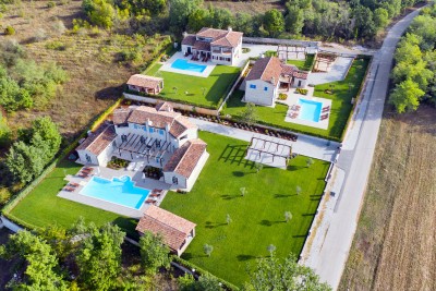 Una villa da favola completamente arredata con un ampio giardino e piscina 4