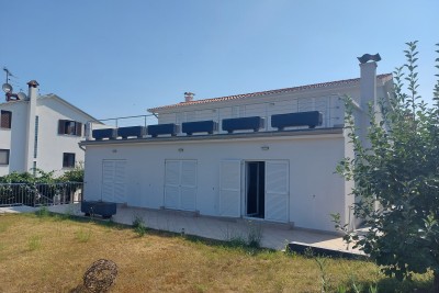 Hiša na robu naselja s pogledom na morje