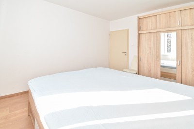 Prostran stan u centru grada s pogledom na more, svega 100 m od mora 18