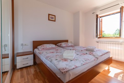 Poreč okolica, kuća s 4 stana i bazenom 8 kilometara do mora 10