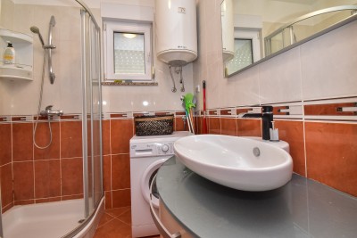 Stan u prizemlju s uređenim vrtom i pogledom na more 25