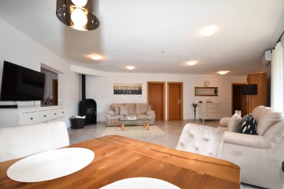 Poreč nei dintorni – ampia casa con 3 appartamenti, grande giardino e potenziale per piscina 16