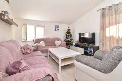 Prostran stan na prvom katu s tri spavaće sobe, vrtom i otvorenom konobom