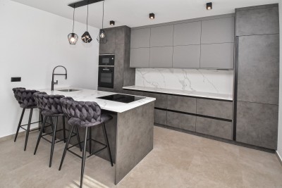 Moderna prizemnica s bazenom na mirnoj lokaciji 8