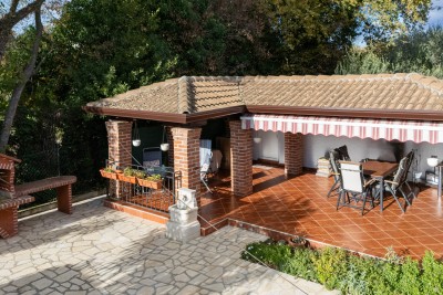 Casa con due appartamenti e un bel curato cortile 3