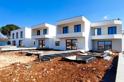 Odlična nova kuća sa Jaccuzzijem i pogledom na more u blizini centra  grada i uređenih plaža