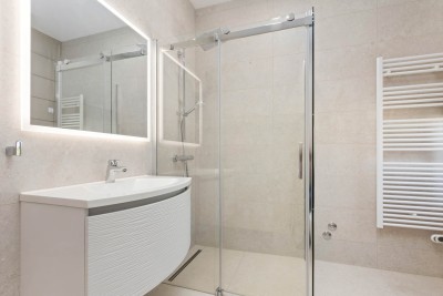 Moderna prizemnica s bazenom i prostranom uređenom okućnicom 20