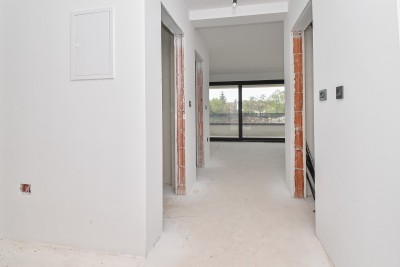 Luksuzan stan na 1. katu s prostranom natkrivenom terasom – mirna lokacija, 3 km od mora 23