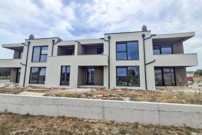 Apartment im 1. Stock mit drei Schlafzimmern, eigenem Garten und Gemeinschaftspool - in Bau